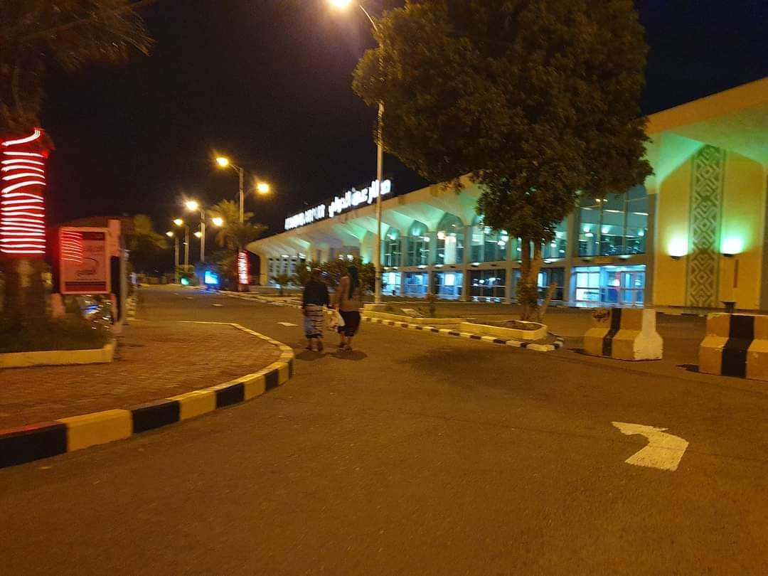 من هو القائد العسكري الذي تم إقالته وسط حوارات جدلية طويلة .. وظهر مجدداً ببزته العسكرية قبيل وصول الحكومة مطار عدن 
