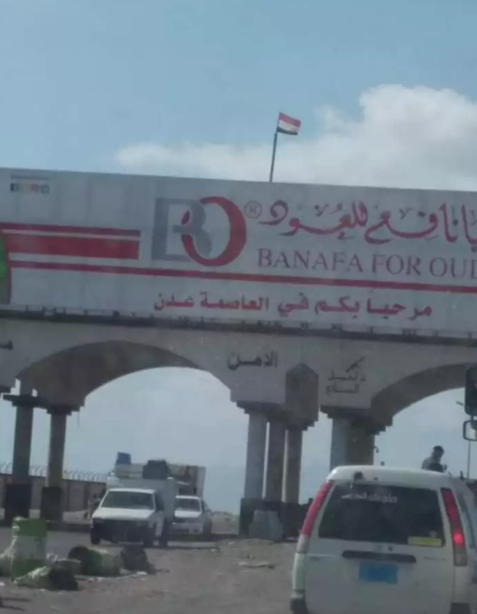اول صورة للعلم الجمهوري الوحدي يرفرف عالياً فوق أبرز نقطة تابعة للانتقالي في عدن .. وحالة ردود فعل واسعة