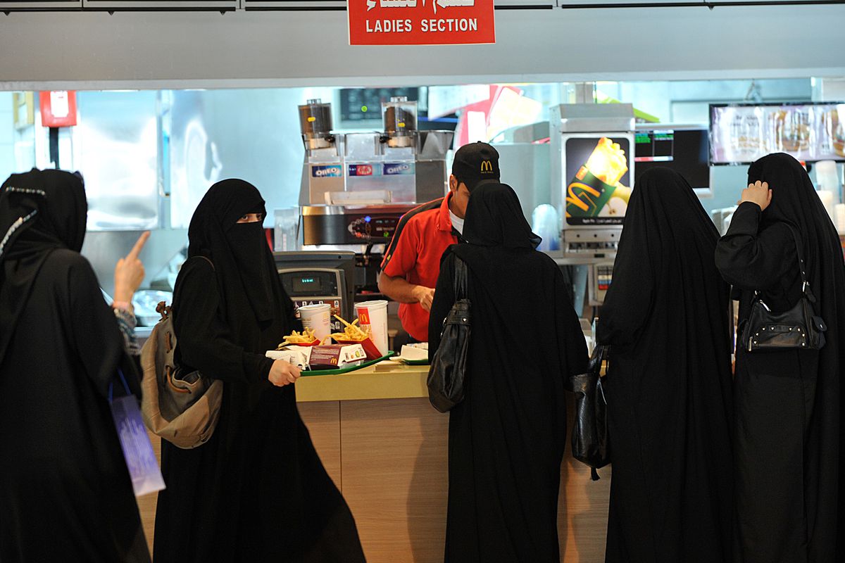 السعودية تتخذ قرارصارم بمنع هذه الأمور نهائيا في جميع المطاعم والكافيهات في انحاء المملكة .. تفاصيل