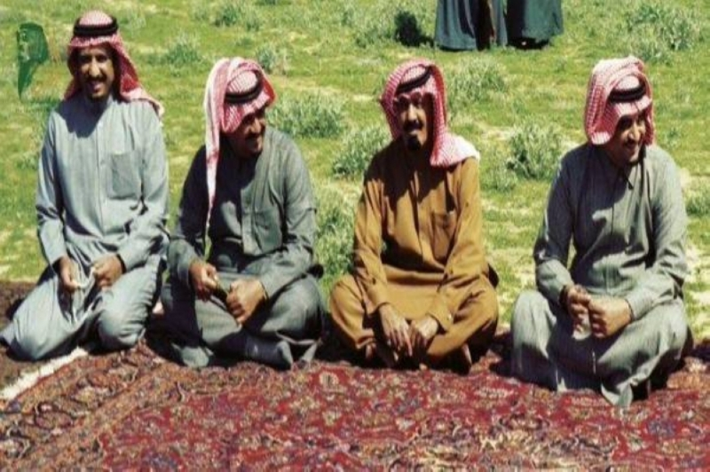 شاهد صورة قديمة للملك سلمان وعبدالله وفهد والمفاجأة في هوية الشخص الرابع الذي ظهر بجوارهم !!