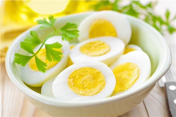يعتبر البيض أحد الأطعمة الغذائية عالية القيمة، وخاصة البيض المسلوق ولكن احذر تناوله في هذه الحالتين!!