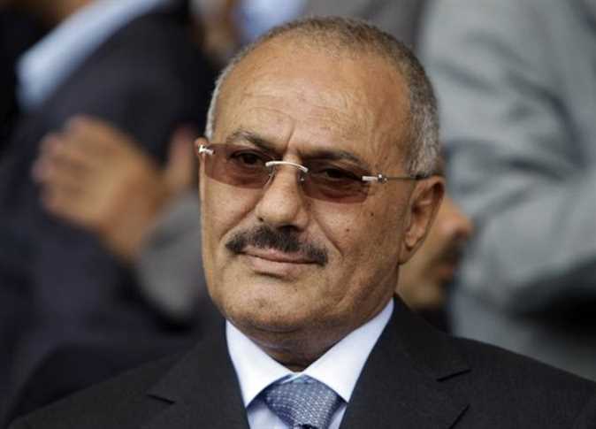 شاهد مواطن ينادي الرئيس الراحل " صالح " وسط آهات القهر  والظلم الذي تعرض له في تعز .. والمفاجأة انه يرش صورته بالعطر يومياً