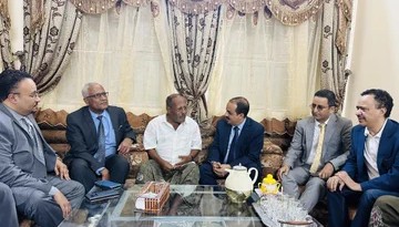 الإرياني يزور الفنان عبد الله سالم مخرج في منزله بغيل باوزير