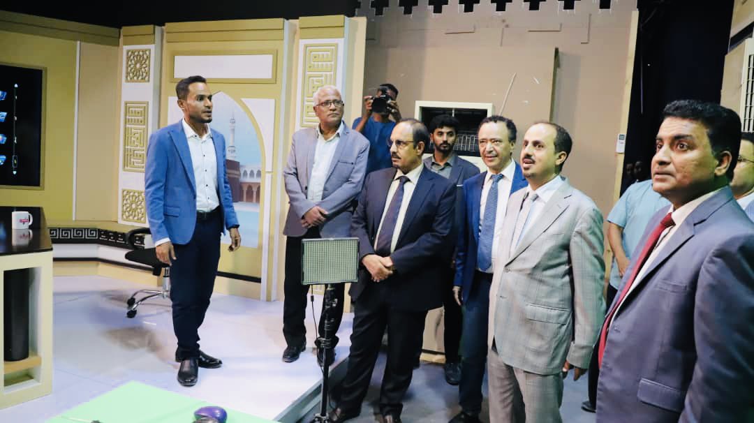 الإرياني وبن ماضي يزوران مقر قناة حضرموت الأهلية بالمكلا