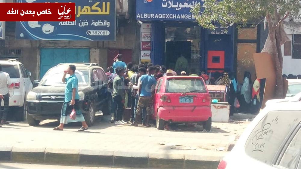 صورة مثيرة لعشرات الأفارقة وهم يقومون بهذا العمل الغير متداول في مدينة عدن 