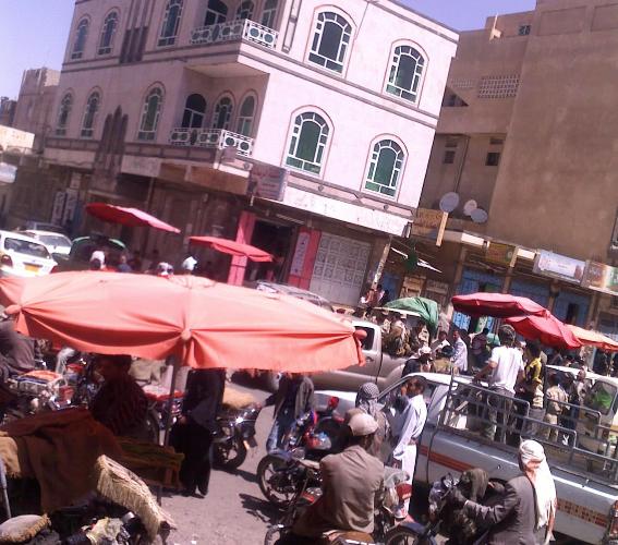 على خطى اسرائيل...الحوثيون يداهمون سوق "السنينة" بصنعاء  مدعومين بعربات ومسلحين وجرافات.