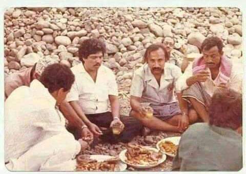 شاهد صورة " ابو بكر سالم " وهو يفترش التراب علي أرصفة الطرقات اليمنية مع رفاقه للقيام بهذا العمل في الزمن الماضي