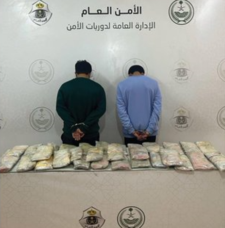 الأمن السعودي يقبض على شخصين بحوزتهما شي خطير غير مسموح بقتنائه في المملكة 