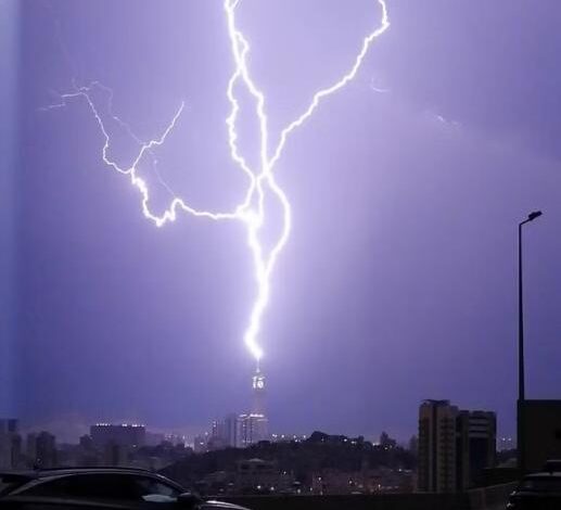هطول أمطار رعدية على صنعاء.. شاهد البرق حول ليل المدينة إلى نهار..