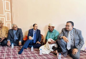 الإرياني يزور الفنان محمد سالم بن صالح في منزله بالشحر