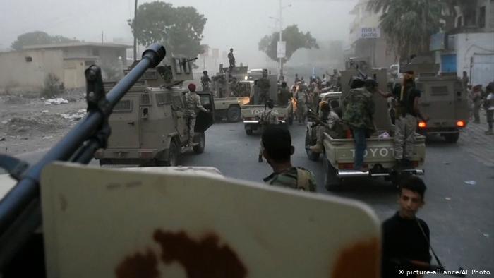 يحدث الان في أبين .. سقوط قتلى وجرحى وسط خروج الوضع عن السيطرة جراء تدخل دولة خلجية بتعزيزاتها العسكرية (تفاصيل متسارعة ) 