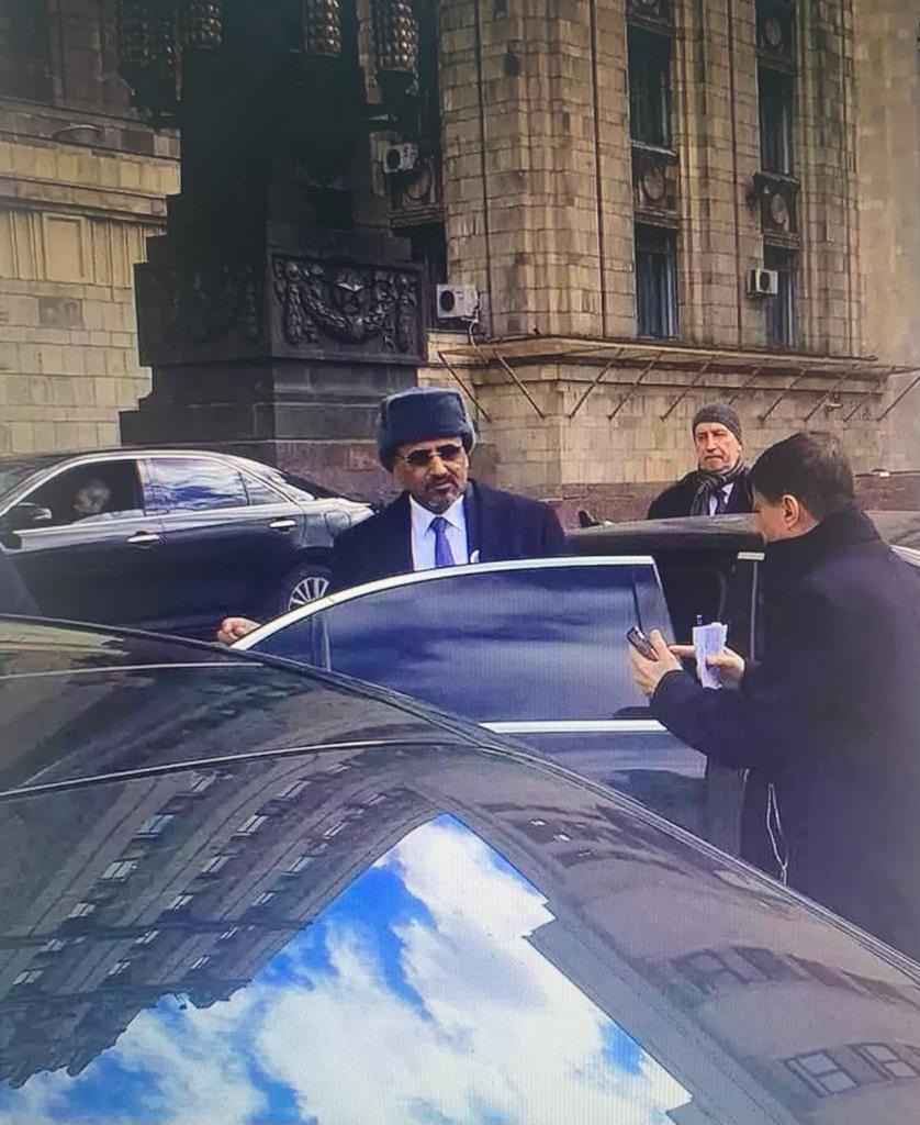 أول صورة لعيدروس الزبيدي مغادراً البلاد . شاهد كيف ظهر بين الثلوج ووسط هذا الموكب الغير متوقع
