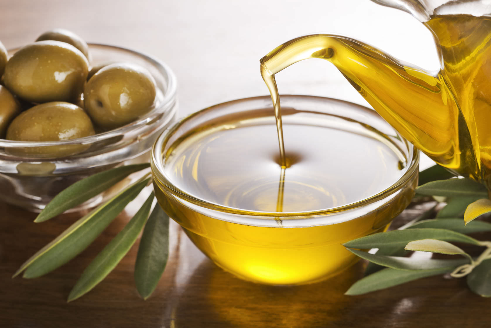 هام وخطير .. إحذر أن تستخدم زيت الزيتون بهذة الطريقة لأنه سيتحول إلى سم قاتل ويقضي على حياتك !!