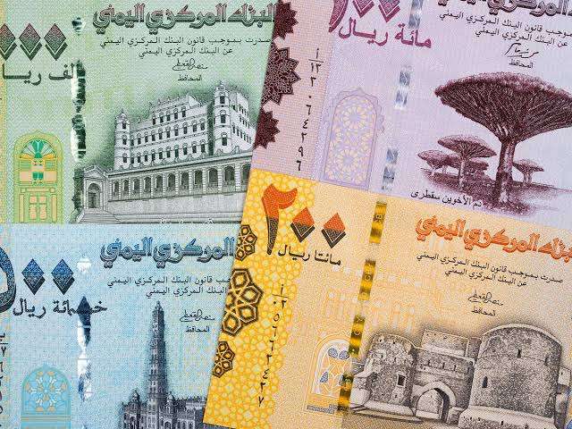 صحفي يمني شهير يكشف عن الدولة التي تقف خلف قرارات البنك المركزي بعدن ويفجر هذه المفاجأة!