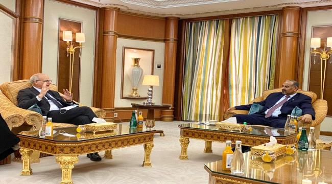 الزبيدي يكشف عن شرط الانتقالي الوحيد لتنفيذ اتفاق الرياض وحركة العجلة السياسية في البلاد