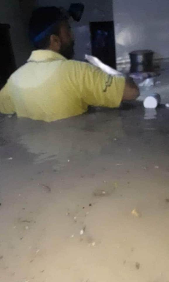 صنعاء تغرق والمواطنون يسبحون قسراً في شوارع أرجاء العاصمة .. شاهد هذه الصورة المؤثرة