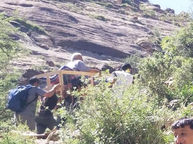 يحدث في اليمن أربعة أولاد يحملون  والدهم على التابوت وهو يتنفس على قيد الحياة إلى هذا المكان ومن أجل هذا الغرض 