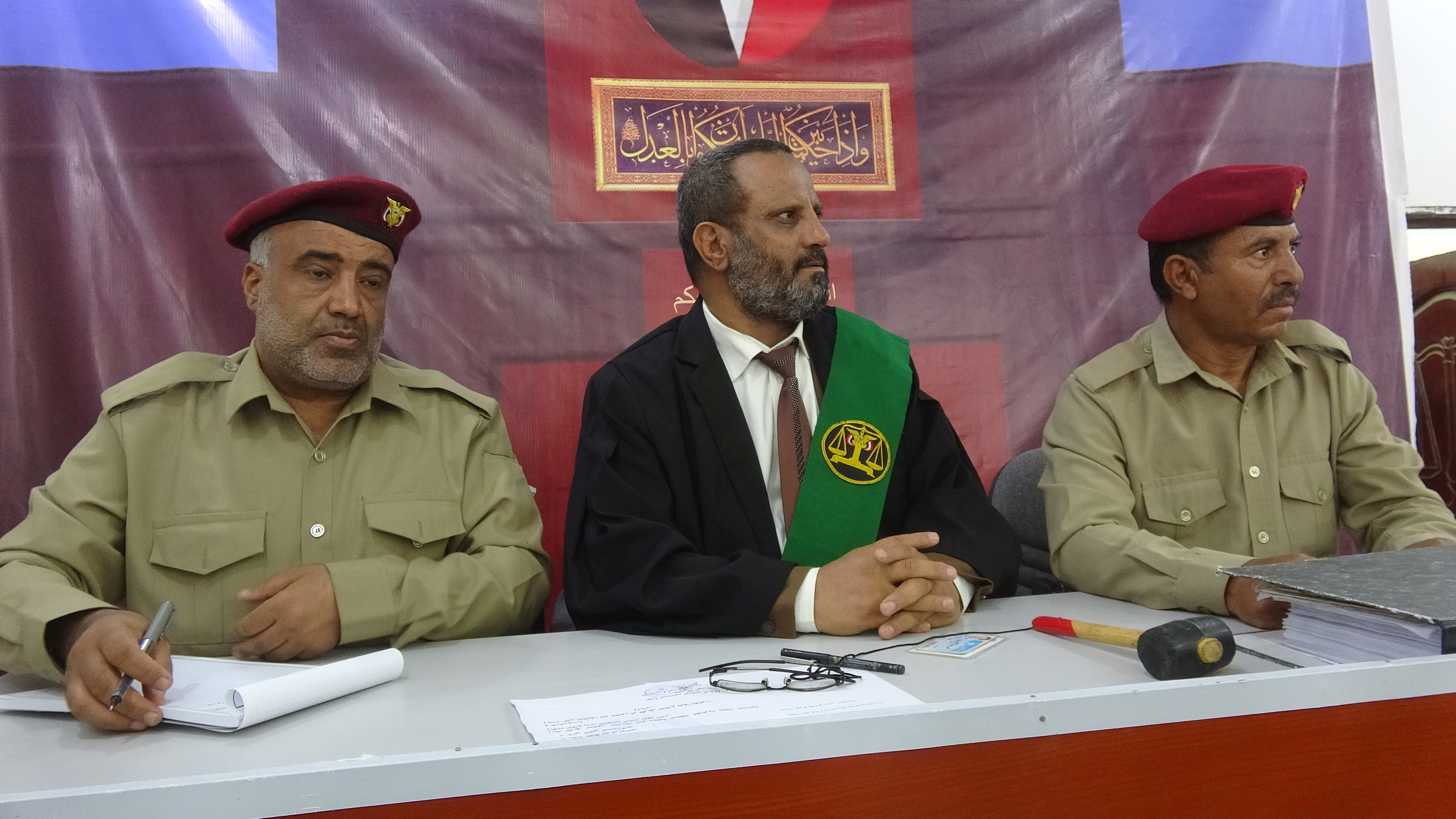 من هم الـ 3 المتواجدين في صفوف قوات الجيش .. وأصدر اليوم حكم الاعدام بحقهم أمام أعين الجنود في مأرب .. وهذه تهمهم 