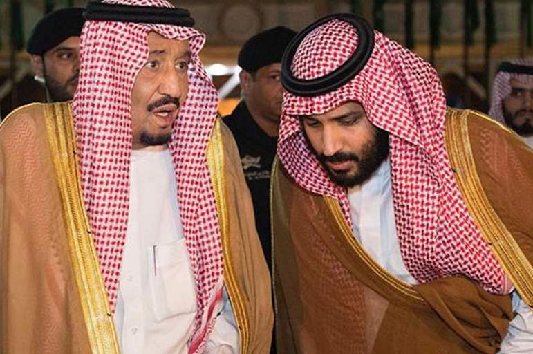 مشهد يشعل مواقع التواصل الاجتماعي لولي العهد السعودي وهو يقبل قدم والده الملك سلمان 