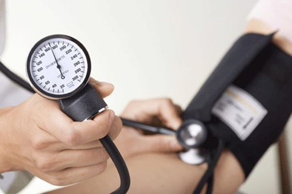 وداعاً لضغط الدم المرتفع بدون أدوية.. استشاري سعودي يكشف عن عوامل بسيطة تخفض ضغط الدم المرتفع فوراً 