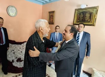 الإرياني يزور الفنان والباحث في الفنون الشعبية عبد العزيز باسعد في منزله بالمكلا