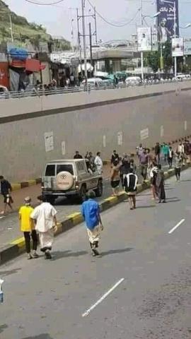 هذه هي القصة الحقيقة للسيارة التي حيرت كل أبناء اليمن وسط صنعاء (تفاصيل جديدج )