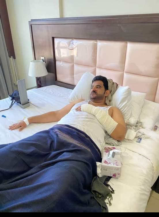 اول صورة لأبرز مسؤول يمني ستهدف بصاروخ في مطار عدن .. شاهد الته النهائية وهو طريح الفراش 