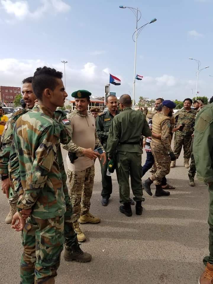 شاهد صور حصرية ما قبل انفجار مطار عدن بلحظات وكيف بات بعد الكارثة المفجعة
